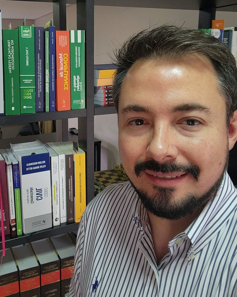 Jorge Cardoso Junior no escritório, em frente à estante de livros